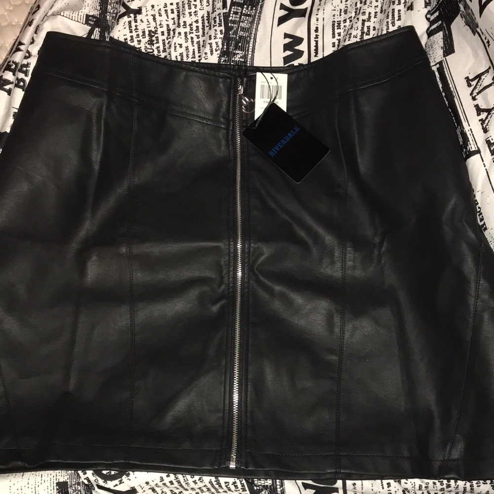NWT Black faux leather skirt Sz18